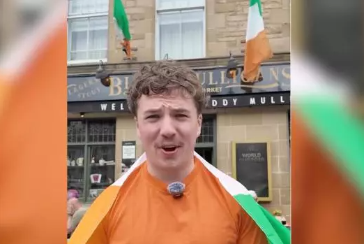 Le barman du pub Biddy Mulligans, à Édimbourg, en Écosse. (Instagram/Biddy Mulligans)