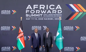 Ph//Dr : Alassane Ouattara avec son homologue kényan William Ruto, au Palais de la Présidence de Nairobi.