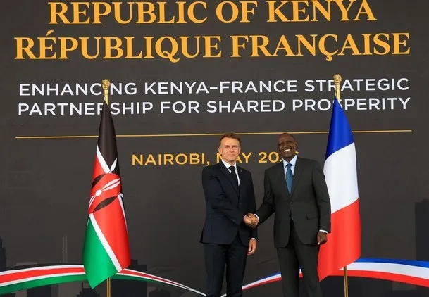 Ph/Dr : William Ruto et Emmanuel Macron à State House à Nairobi