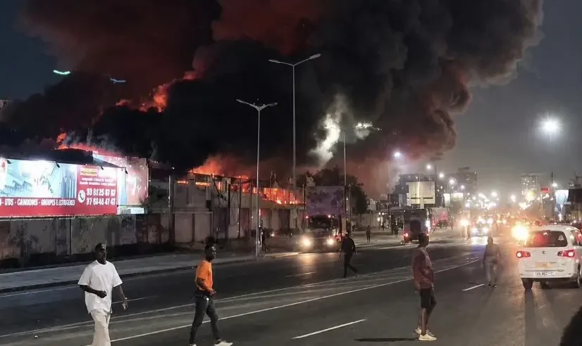 Abidjan / Koumassi : un grave incendie ravage le China Mall et touche Fer Ivoire, une enquête ouverte