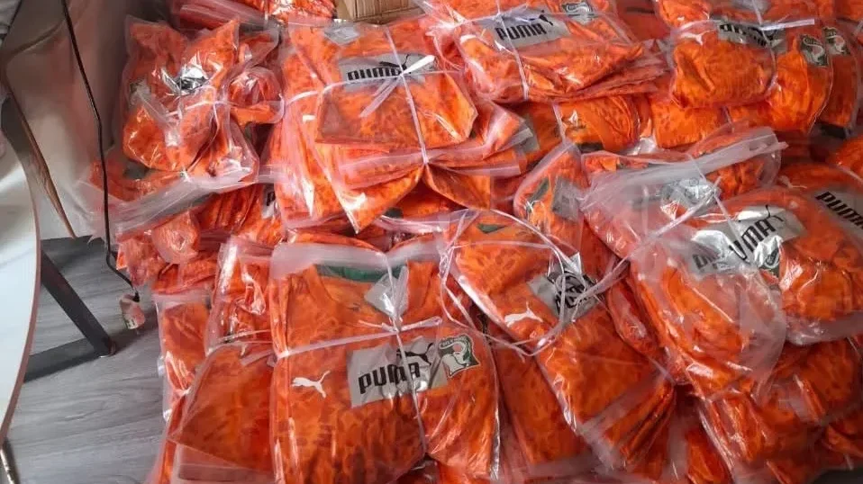 Adjamé : 4 817 faux maillots des Éléphants saisis lors d’une opération anti-contrefaçon