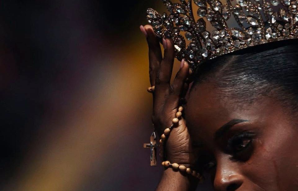 Miss Côte d’Ivoire 2026 : le chapelet de Louisette N’Guessan relance le débat sur la neutralité du concours