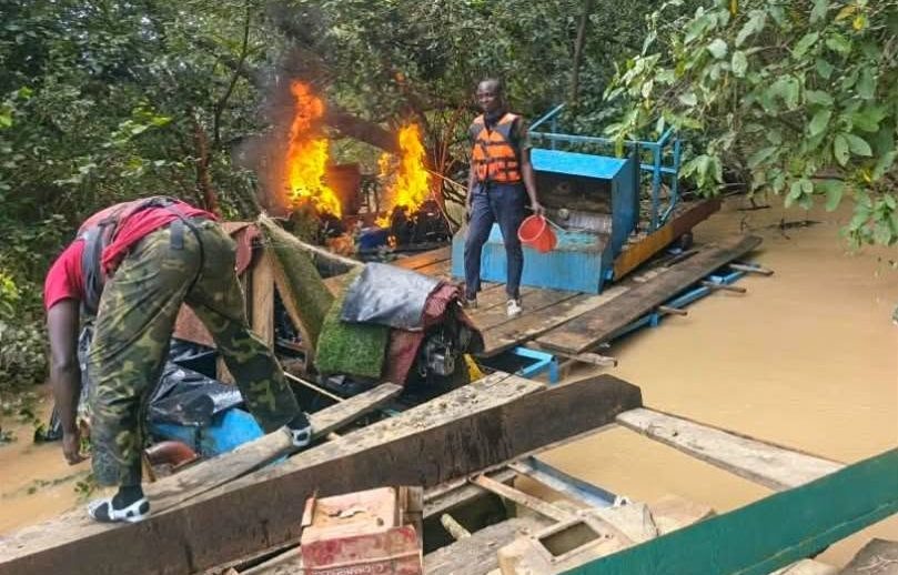 Côte d’Ivoire : la Gendarmerie Nationale frappe l’orpaillage clandestin, 56 dragues détruites et 27 interpellations